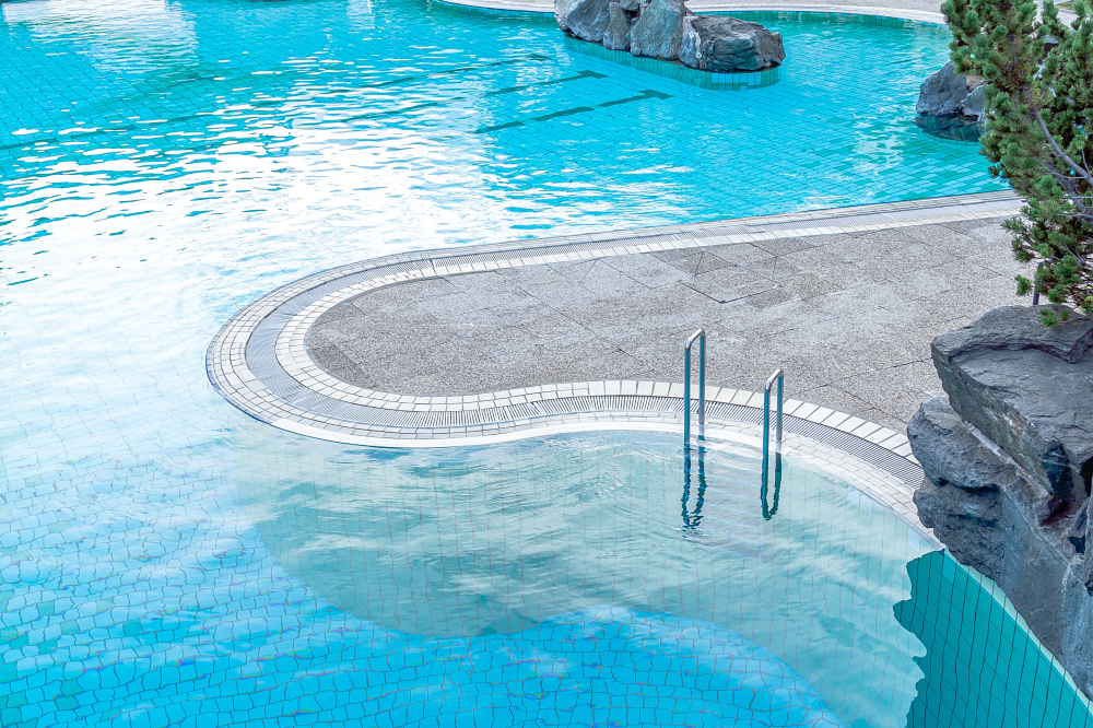 Aménager une piscine semi-enterrée avec une plage pour profiter pleinement de l'été