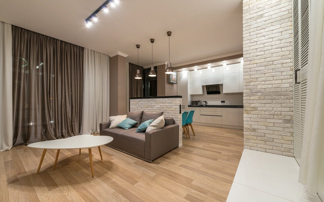 Cuisine en L ouverte sur salon pour optimiser l'espace et convivialité